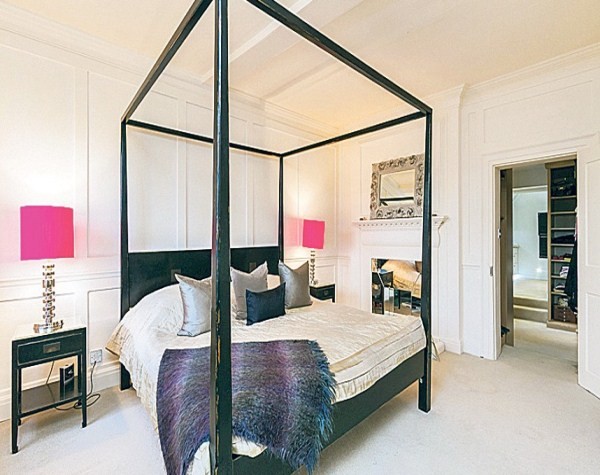 Vị trí: Twickenham, London Giá bán 2,95 triệu bảng. Phòng ngủ này trong biệt thự của Công nương Anne ở thế kỷ 18. Phòng ngủ có một lò sưởi.